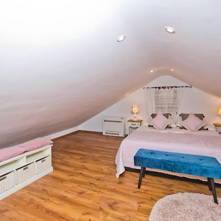 Kate -with Private Pool And Bbq Brusje