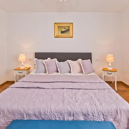 Kate -with Private Pool And Bbq Brusje